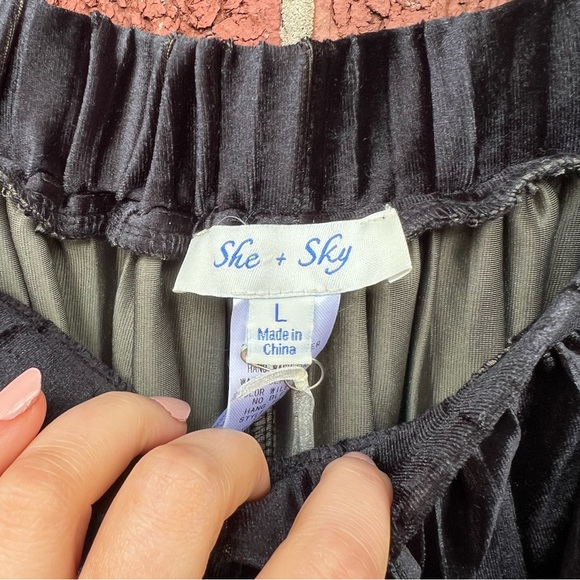 She + Sky Olive Green and Black Pleated Velvet Velour Midi Skirt - Picture 3 of 3